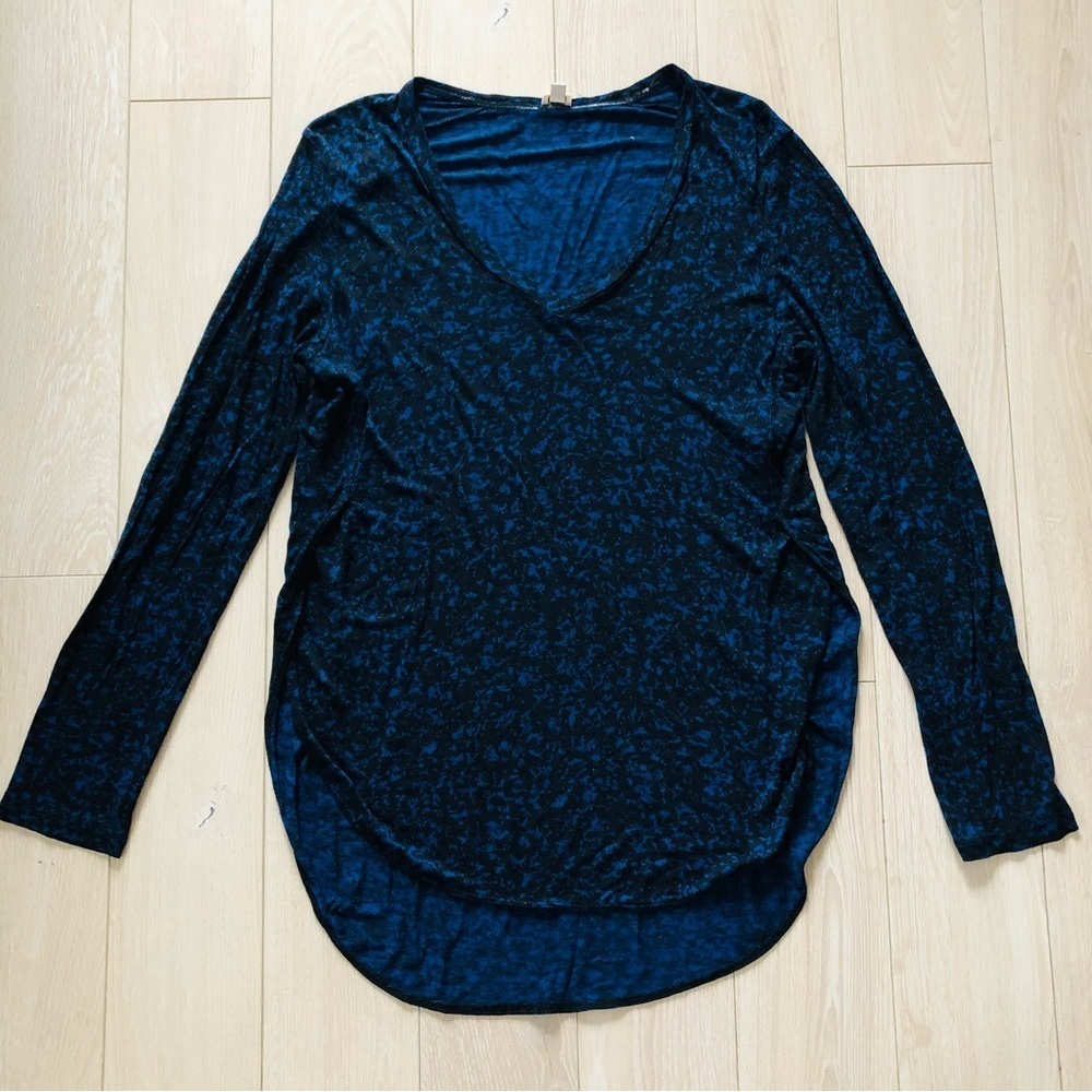 Wilfred Side Slit Round Hem Rayon Top in Dark Blue & Black
